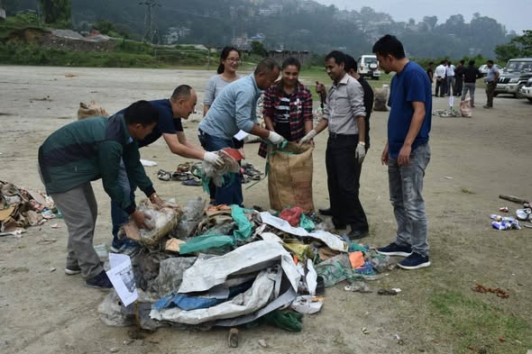 Himalayan cleanup drive volunteers